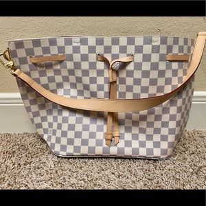 Auth. Louis Vuitton Girolata
